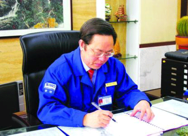 西瑪集團(tuán)董事長(zhǎng)楊允成被評(píng)選為“感動(dòng)西安——2005年度推動(dòng)西安經(jīng)濟(jì)發(fā)展的十大新聞人物”之一。