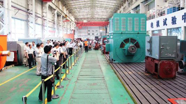 西安泰富西瑪電機成功開發(fā)YR系列4500KW大型廢鋼鐵破碎電機。