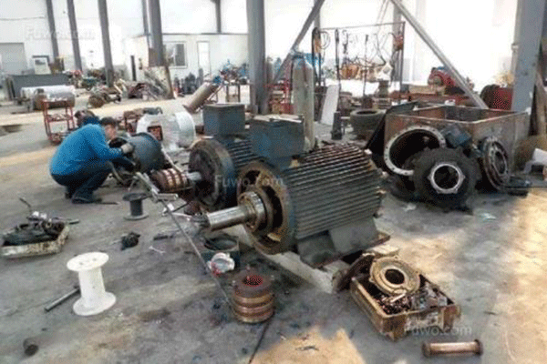 西安西瑪電機驅動軸修理中軸向間隙的測量。